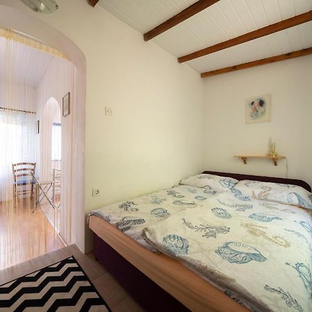 Studio Apartman Ema 2 Gornji Karin Exterior foto
