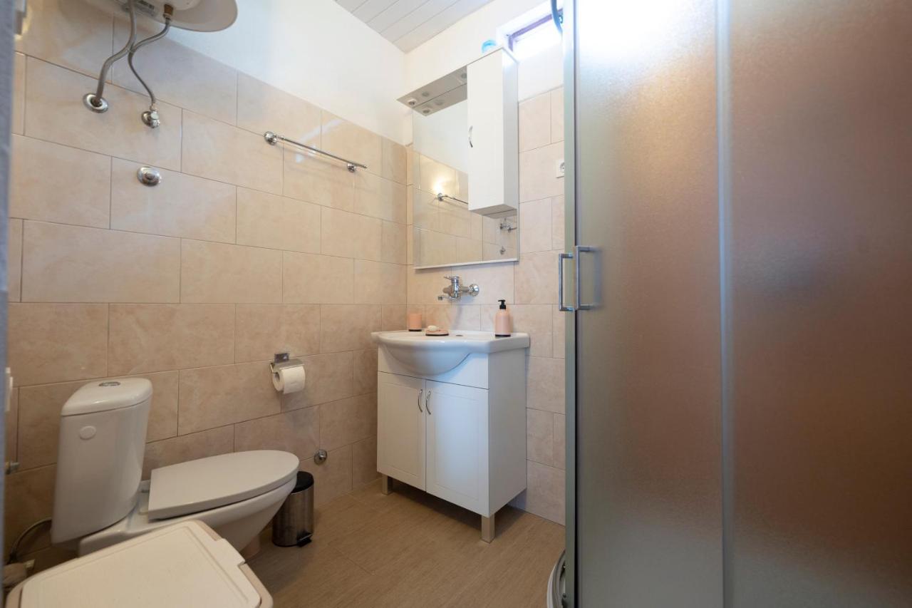 Studio Apartman Ema 2 Gornji Karin Exterior foto