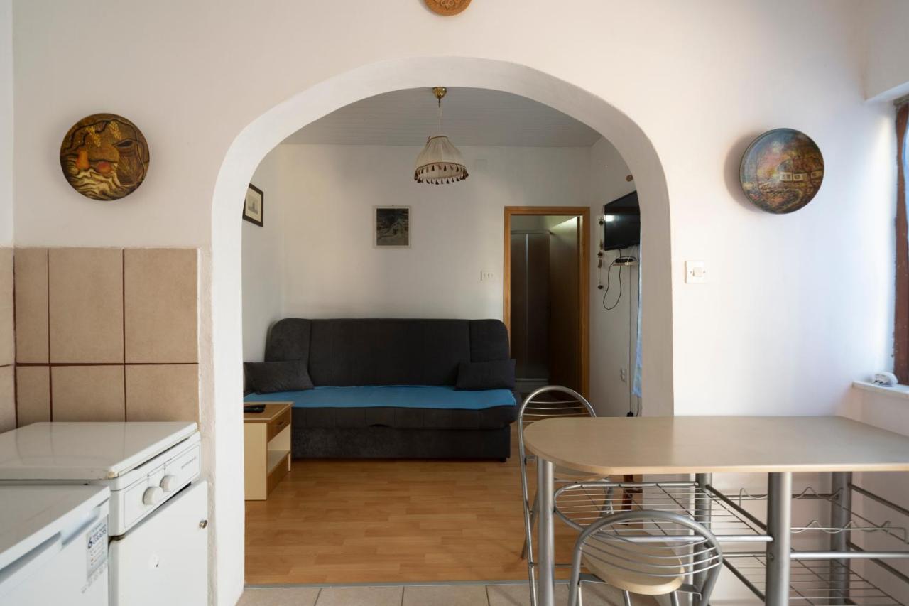 Studio Apartman Ema 2 Gornji Karin Exterior foto