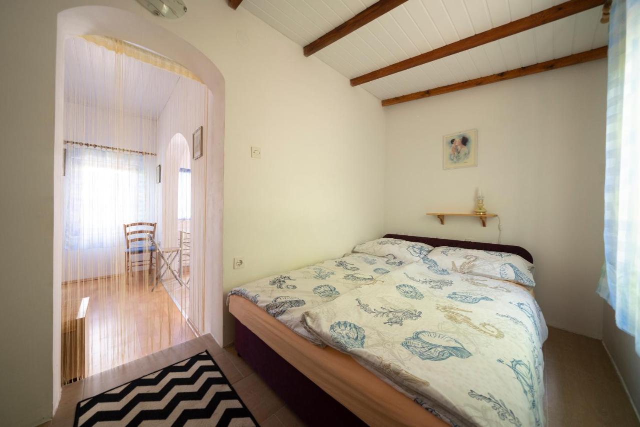 Studio Apartman Ema 2 Gornji Karin Exterior foto