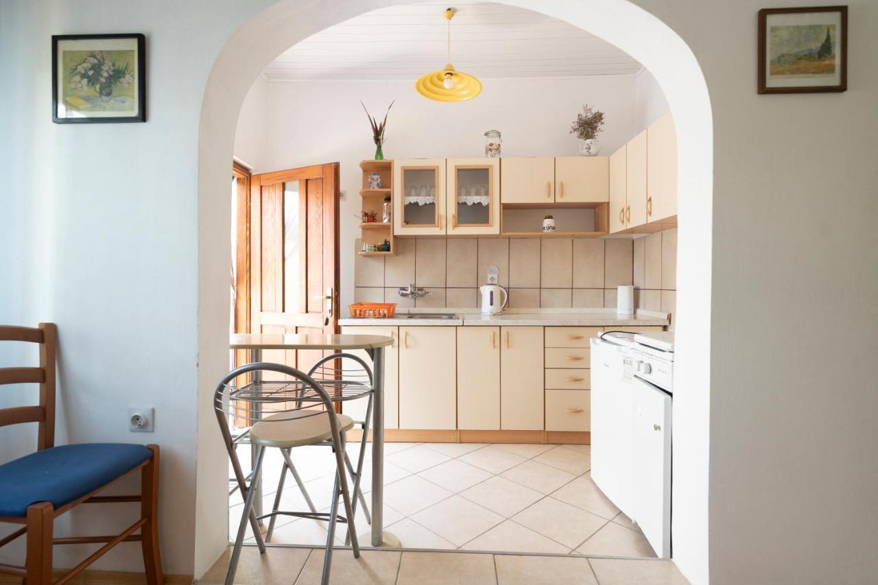 Studio Apartman Ema 2 Gornji Karin Exterior foto