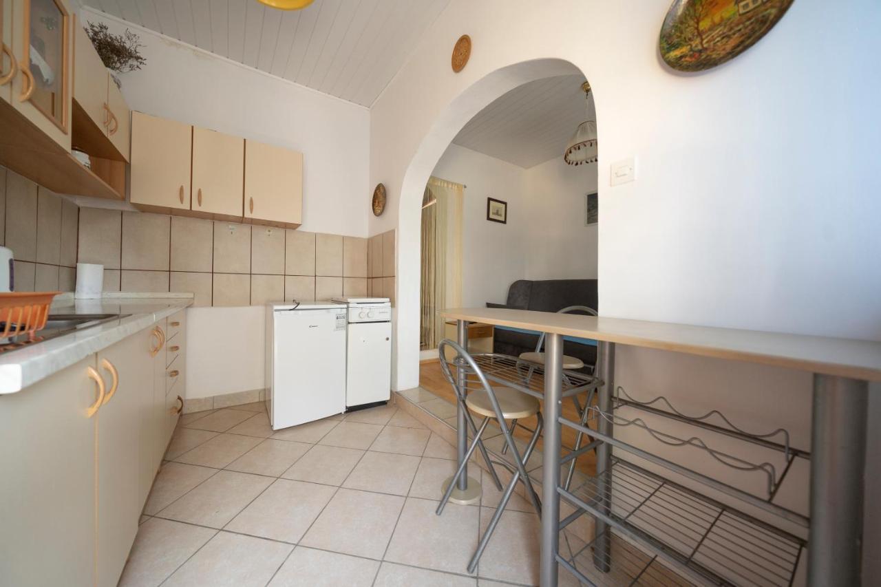 Studio Apartman Ema 2 Gornji Karin Exterior foto